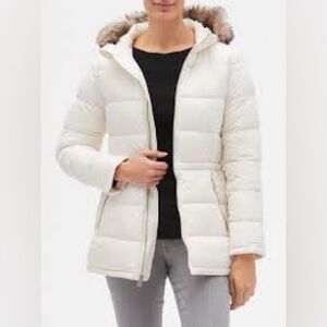 Gap Faux Fur Trim Hooded Quilted Puffer Jacket in Carls Stone Medium